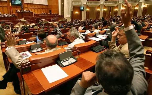 Deputatii au respins reexaminarea OUG privind plagiatul. Legea merge la Senat fara amendamentele Comisiei de educatie