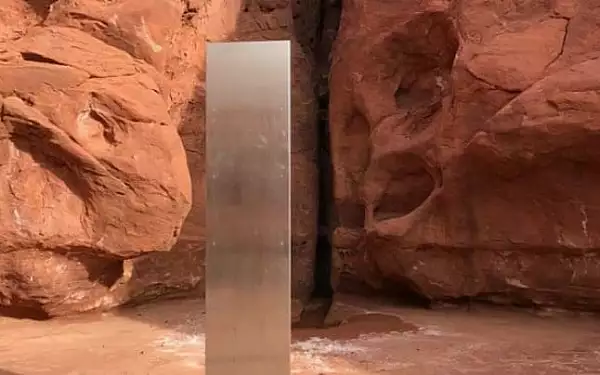 Descoperire S.F. in statul american Utah: un inexplicabil monolit din metal a fost gasit in mijlocul desertului VIDEO