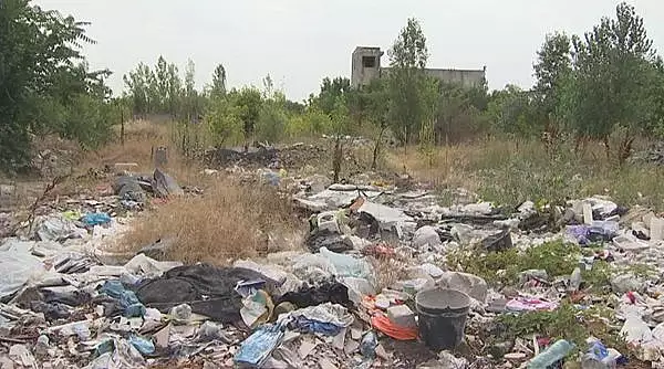 Dezastru ecologic intr-un cartier din Sectorul 1. Oamenii traiesc cu gunoaiele la poarta