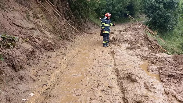 DEZASTRU in judetul Brasov, sub cod rosu de inundatii! Alunecari de teren MASIVE - Case in pericol de prabusire in Pestera si Magura