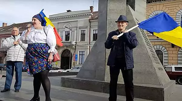 Diana Sosoaca s-a dus la Cluj sa protesteze alaturi de Gheorge Funar impotriva restrictiilor