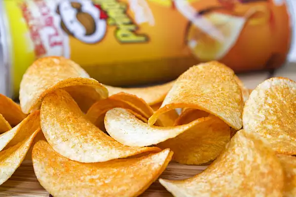 Din ce sunt facute celebrele chipsuri Pringles. Cartofii nu se numara printre principalele ingrediente, ce scrie pe eticheta lor