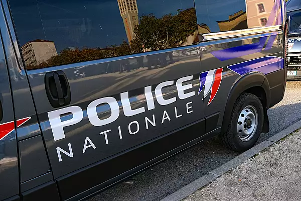 Doi politisti au fost impuscati de un barbat arestat intr-o sectie de politie din Paris