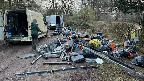 Doi romani, blocati de localnici in timp ce aruncau tone de gunoi pe un drum din Anglia. Ce pedeapsa au primit