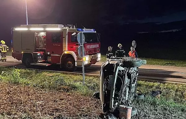 Doi romani, cascadorie pe sosea, in Austria. S-au rasturnat de mai multe ori, apoi soferul de 18 ani si prietenul lui au iesit singuri din masina