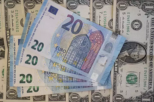 Dolarul american urca la 5,13 lei / Euro statoneaza la 4,94 lei