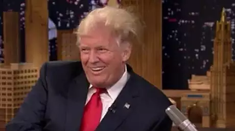 Donald Trump s-a lasat ciufulit de Jimmy Fallon, in direct, la "Tonight Show"