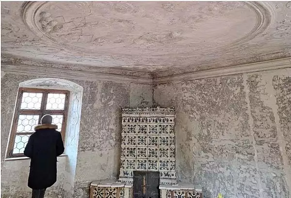 Dosar penal pentru renovarea unui muzeu din Brasov. Muncitorii au razuit cu spaclul picturi si ornamente vechi de 200 de ani