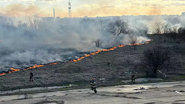 Doua aeronave ale Fortelor Aeriene Romane actioneaza la stingerea incendiului de padure din judetul Bacau