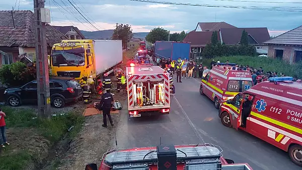 Doua camioane si un autoturism au intrat in coliziune, in Mures. 8 oameni au ajuns la spital FOTO