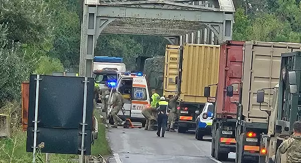 Doua convoaie militare, implicate intr-un accident intre Galati si Braila. Un soldat francez a fost ranit, traficul este blocat 