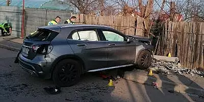 Doua fetite au fost lovite de o masina scapata de sub control, in Bucuresti. Una dintre ele a murit la spital. Soferita, luata la bataie de martori VIDEO