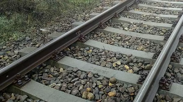 Doua persoane au fost lovite de tren la Azuga. Mecanicul locomotivei a suferit un atac de panica