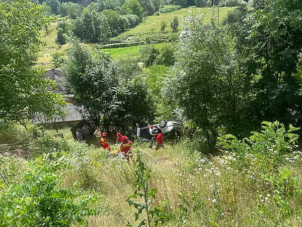 Doua persoane sunt resuscitate, dupa ce masina in care se aflau a cazut intr-o rapa