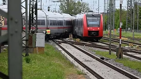 Doua trenuri s-au ciocnit in Germania. Sute de pasageri au fost evacuati