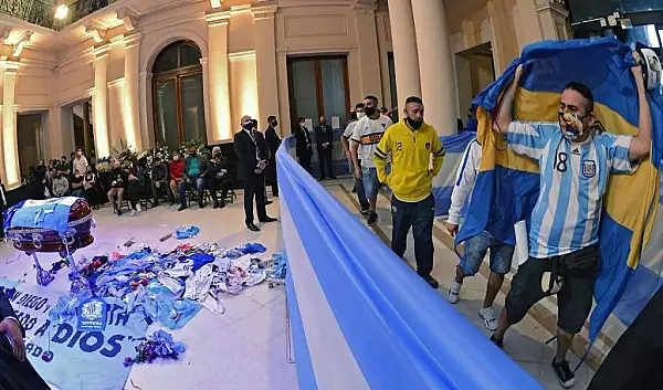 Drama la funerariile lui Diego Maradona. Politia a actionat in forta, fanii au rabufnit