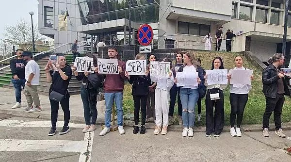 "Dreptate pentru Sebi si Roberta" | Protest in fata Tribunalului Constanta, in timp ce judecatorii decid daca il lasa liber pe Vlad Pascu