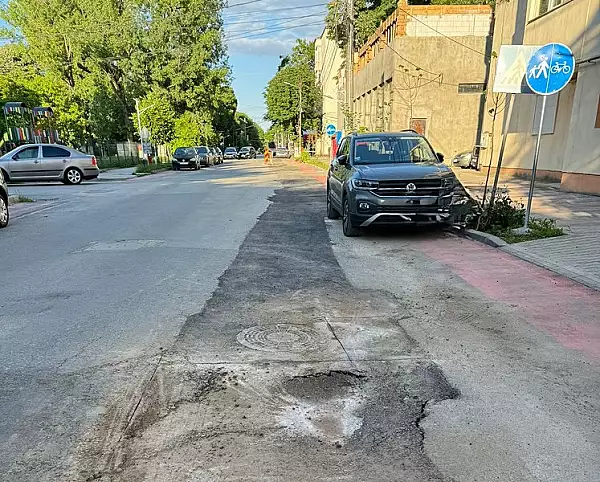 Drumuri ca-n razboi, solutie de campanie. Un primar din Olt cheama soferii sa dea constructorul in judecata VIDEO