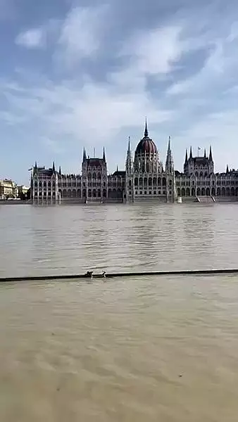 Dunarea a inundat Budapesta. Statia de metrou a fost inchisa, iar doua porti de protectie protejeaza Parlamentul. Primarul: ,,Partea grea urmeaza sa vina"