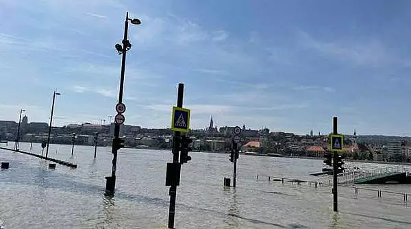 Dunarea a inundat Budapesta, Ungaria ia masuri exceptionale. Porti de fier ridicate ca sa protejeze Parlamentul, metroul e inchis