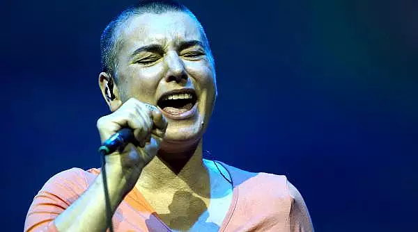 ,,E hidoasa". Statuia de ceara a legendarei cantarete Sinead O'Connor a fost desfiintata dupa doar o zi