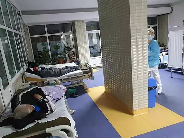 ,,E imaginea disperarii". Holul spitalului din Buzau, transformat in zona de triaj din cauza numarului mare de pacienti