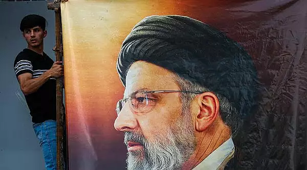 ebrahim-raisi-presedintele-iranului-trece-la-cele-vesnice-in-rugaciunile-ayatollahului-ali-khamenei-caruia-urma-sa-i-succeada-la-putere.webp
