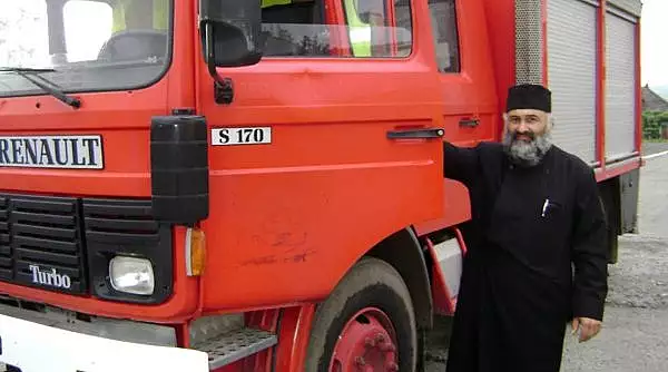 El este "eroul in sutana": Parintele Gabriel Florea si-a vandut tractorul si a cumparat o masina de pompieri ca sa salveze oameni