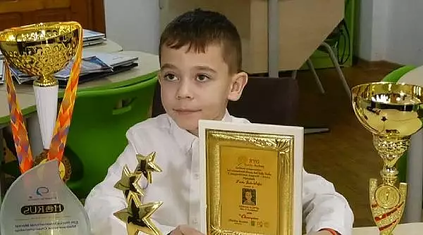 El este Iustin, campion la aritmetica mentala, la doar 8 ani. Are o adevarata colectie de diplome si medalii: "Sora mea m-a motivat"