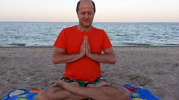 El este noul "Bivolaru", intrat in vizorul politiei: Instructorul de yoga Eugen Mirtz, ridicat de mascati pentru ca ar fi abuzat opt persoane