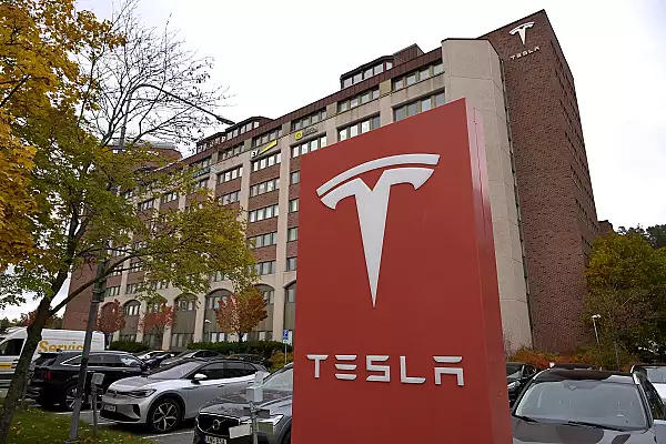 Electrek: Tesla intentioneaza sa concedieze peste 10% din angajatii sai