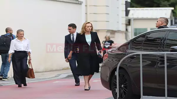 Elena Lasconi s-a inconjurat de oameni cu probleme penale pentru a castiga alegerile prezidentiale. Cine sunt strategii blondei lui Basescu?