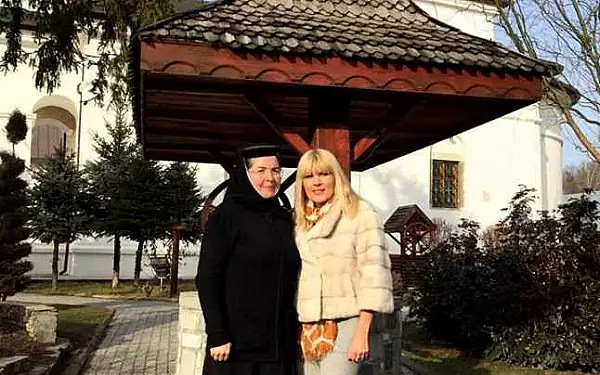 Elena Udrea a cazut prada fiorului pastoral si a devenit studenta la teologie