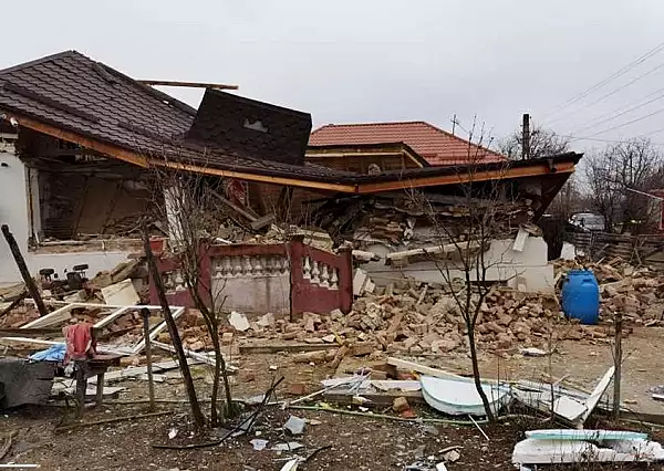 Emisie spontana de gaze din pamant la Calopar. Zona este permanent supravegheata