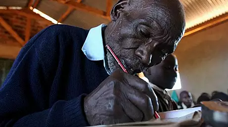 EMOtIONAT: s-a inscris la scoala, in clasa I, la 84 de ani! Ce l-a determinat sa faca acest pas