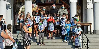 Episcopia Devei si Hunedoarei a donat 300 de ghiozdane cu rechizite scolare elevilor din judet
