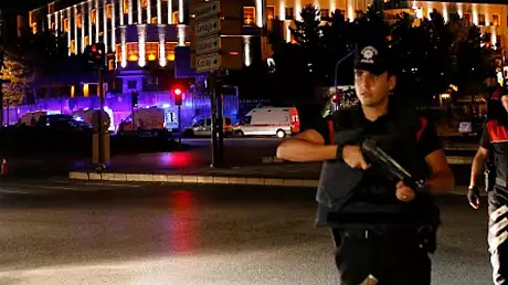 Erdogan inchide autoritatea din domeniul comunicatiilor si demite alti 2000 de politisti si militari