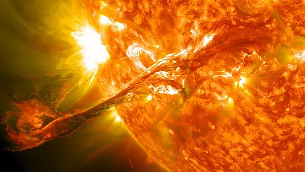 Eruptia gigantica solara se apropie de Pamant: cum ne afecteaza acest fenomen