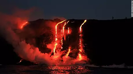 Eruptie vulcanica spectaculoasa in Hawaii. Imagini surprinse din elicopter
