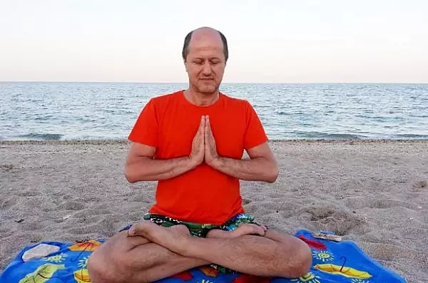 Eugen Mirtz, instructor de yoga din Bucuresti, retinut de DIICOT, alaturi de alti patru inculpati. El este acuzat de viol si trafic de persoane