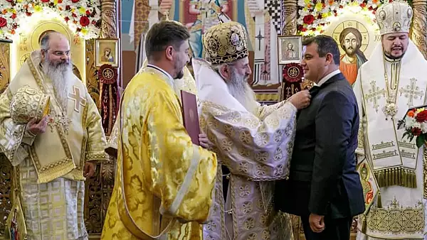 Eugen Tomac, decorat cu Ordinul ,,Maica Domnului Rugatoarea", de Patriarhul Daniel, la aniversarea reactivarii Mitropoliei Basarabiei