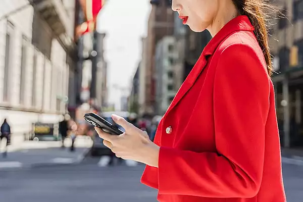 Experienta bizara a unei femei care a trimis mesaje pe telefonul tatalui mort. Ce raspuns a primit