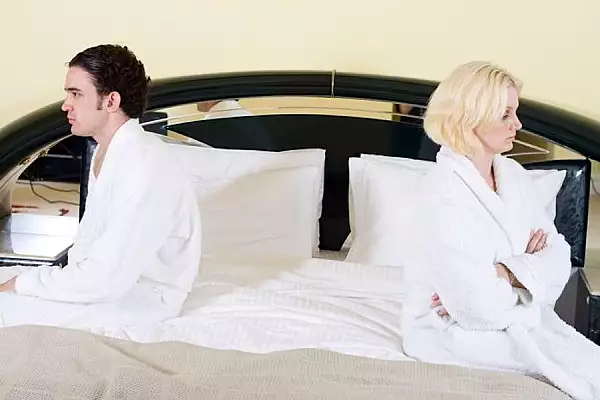 Explicatiile unui psiholog privind riscurile dormitului in paturi separate in cuplu