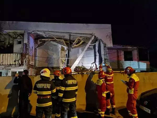 Explozie intr-un bloc din Craiova. O femeie a murit dupa ce un etaj s-a prabusit. Zeci de oameni evacuati