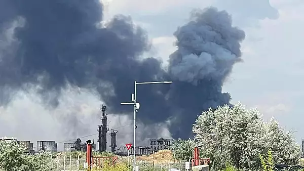 Explozie la Petromidia. Pompierii au stins flacarile, riscul de explozie a fost indepartat - VIDEO