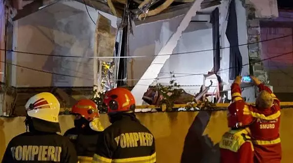 Explozie la un bloc din Craiova. O parte din etaj s-a prabusit. Zeci de oameni evacuati
