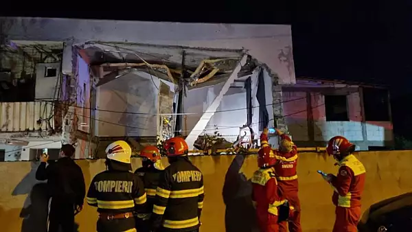 Explozie neurmata de incendiu la un bloc din Craiova: O persoana a MURIT! S-a prabusit o parte a etajului 1