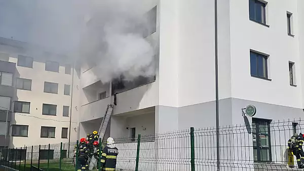 Explozie urmata de incendiu intr-un bloc din Iasi: 15 persoane evacuate! Foto-Video