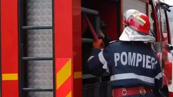 Explozie, urmata de incendiu, la o casa din Gheorgheni/ Doi adolescenti, salvati de pompieri de pe acoperis/ O fata, transportata la spital cu atac de panica