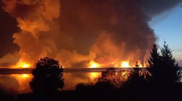 Explozii si incendii in Toropets, ucrainenii au bombardat masiv un depozit rus de munitie, fumul se vede din spatiu. Populatia evacuata